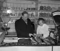 Hälsovårdsinspektör Nils M Andersson besiktigar fisk tillsamman med fru Kizzie Jarl. Charkuteriaffär i Tannefors våren 1957. Livsmedel. Butik. 

...

385 bilder om Linköping på 1950-talet från tidningen Östgötens arkiv. Framtidstro och optimism är ord som sammanfattar Linköping på femtiotalet. Årtiondet innebar satsningar för att förbättra linköpingsbornas livsvillkor. Bostadsfrågan och trafiklösningarna dominerade den lokalpolitiska agendan.
Bilderna digitaliserades år 2013.