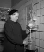 Konsums snabbköp på Vistvägen 36 i Majelden öppnade i februari år 1954. Här installerades Linköpings första mjölkautomat. Varje gång man vred spaken åt vänster fick man en halv liter mjölk. Automaten kallades autometern och var patenterad för kooperationen. På bilden ser man Barbro Johansson hälla upp mjölk i sin mjölkkanna, Bilden är från år 1956. 


...

385 bilder om Linköping på 1950-talet från tidningen Östgötens arkiv. Framtidstro och optimism är ord som sammanfattar Linköping på femtiotalet. Årtiondet innebar satsningar för att förbättra linköpingsbornas livsvillkor. Bostadsfrågan och trafiklösningarna dominerade den lokalpolitiska agendan.
Bilderna digitaliserades år 2013.