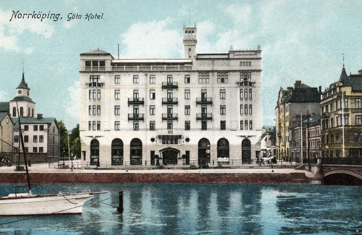 Kolorerat brevkort med motiv mot Göta Hotell i Norrköping. Hotellet ritades av Werner Northun och uppfördes 1904-1906. Här omkring 1910.