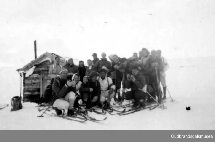 Røde Korps hjelpekorps på leteaksjon etter tre jenter fra Lesja ved Vangsvatnet i Lesja i 1948. Turen varte i to dager.