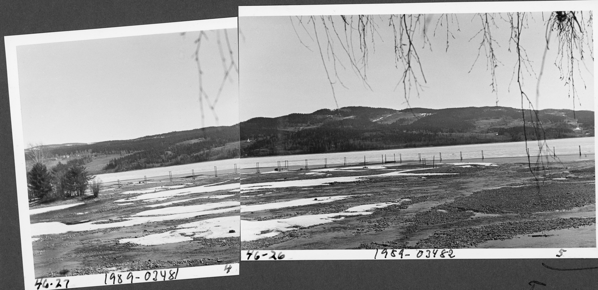 Fra elva Rindas utløp i Mjøsa ved Vingrom i daværende Fåberg kommune i Oppland.  Fotografiet er tatt våren 1939.  Vi ser ut over et bredt, grunt og steinete elveløp med lav vannføring og enkelte små isflak etter foregående vinter.  På motsatt side av Mjøsa ser vi i retning bygdelaget Søre Ål, som også lå i Fåberg. I Glomma fellesfløtingsforenings album er dette bildet montert som høyre del av et todelt panoramaopptak. 

Elva Rinda kommer fra Rindtjernene sør for Rindåsen, i grensetraktene mellom Vestre Gausdal og Fåberg.  Den renner gjennom Saksumdalen, og når Mjøsa etter drøyt to mil.  Rinda renner gjennom skogtrakter, og den var derfor ei viktig fløtingselv.  For å hindre at fløtingsvirket strøk fra elveosen og ut i Mjøsa ble det oppsatt ei lense som skulle samle opp alle stokkene, slik at de kunne buntes før de ble buksert videre sørover.  Lensa besto av en kjede av flytende tømmerstokker, støttet av ei pælerekke.