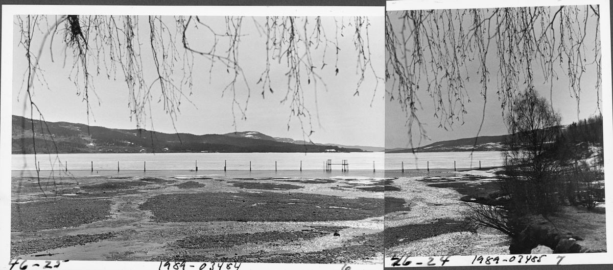 Fra elva Rindas utløp i Mjøsa ved Vingrom i daværende Fåberg kommune i Oppland.  Fotografiet er tatt våren 1939.  Vi ser ut over et bredt, grunt og steinete elveløp med lav vannføring og enkelte små isflak etter foregående vinter.  På motsatt side av Mjøsa ser vi i retning bygdelaget Søre Ål, som også lå i Fåberg. I Glomma fellesfløtingsforenings album er dette bildet er montert som den høyre delen av et todelt panoramaopptak.  

Elva Rinda kommer fra Rindtjernene sør for Rindåsen, i grensetraktene mellom Vestre Gausdal og Fåberg.  Den renner gjennom Saksumdalen, og når Mjøsa etter drøyt to mil.  Rinda renner gjennom skogtrakter, og den var derfor ei viktig fløtingselv.  For å hindre at fløtingsvirket strøk fra elveosen og ut i Mjøsa ble det oppsatt ei lense som skulle samle opp alle stokkene, slik at de kunne buntes før de ble buksert videre sørover.  Lensa besto av en kjede av flytende tømmerstokker, støttet av ei pælerekke.