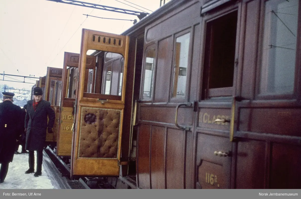 Rutebok for Norges 100 års-jubileum : Personvogn litra AB nr. 116 på Lillestrøm stasjon