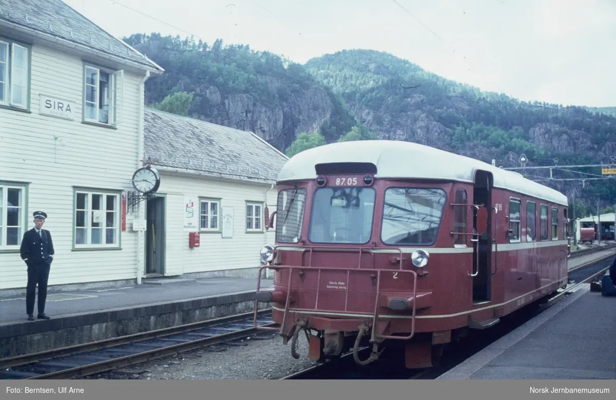 Dieselmotorvogn Bmdo 87 05 med persontog til Flekkefjord på Sira stasjon