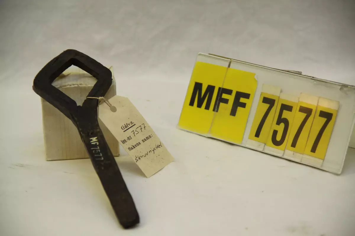 "Skruvnyckel. - Material: järn. Handsmidd, med fyrkantigt nyckelgrepp, 3 cm.vidd. Något svängt handtag. Hela längden 19 cm. - Gåva av G Fröberg." (skiss) (lappkatalogen, ? 1955, ? 1963)

"Skruvnyckel." Gåva av: "G Fröberg." (liggaren)