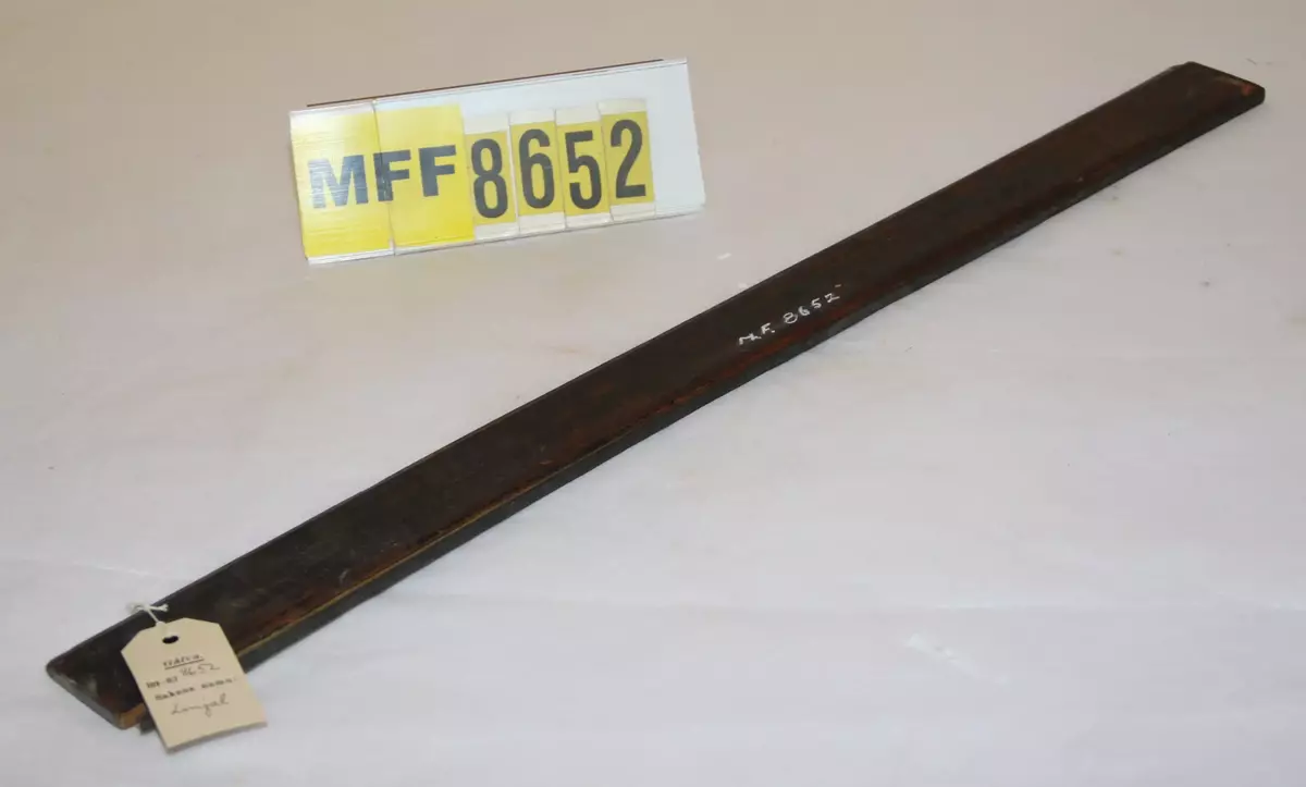 "Linjal (Bokbinderi). - Längd och bredd: 60 x 5 cm. Material: Trä, svartmålat. Hål för upphängning. Skissen visar linjalens kortsida. Tvärsnitt." (skiss) (lappkatalogen, 1963)

"Linjal av trä." Gåva av: "Boktryckeri AB." (liggaren)

"Linjal." (inv.prot.)