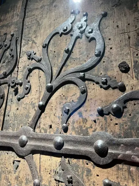 Beslag frå Øystese stavkyrkje