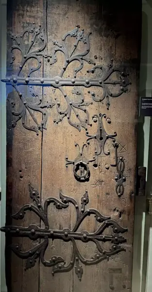 Dør frå Øystese stavkyrkje