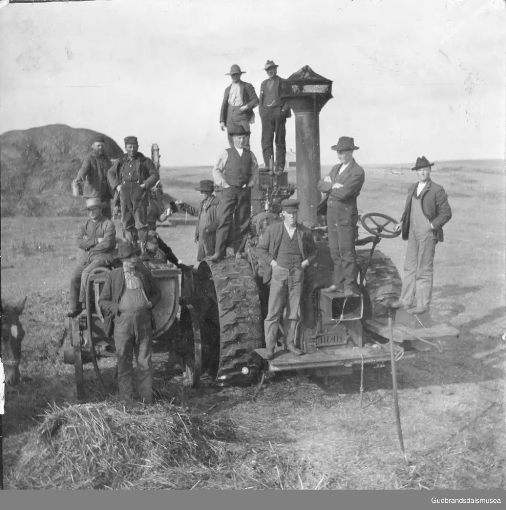 Arbeidsfolk ved damptraktor i midtvesten i USA.