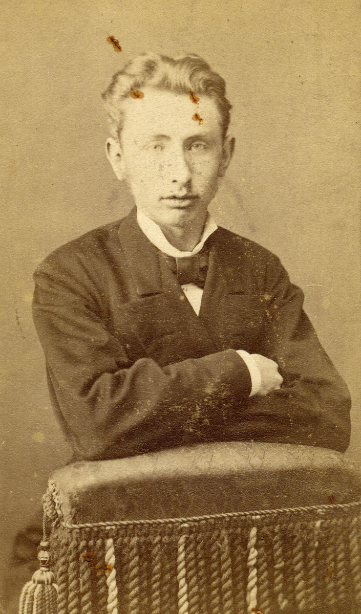 Portrett av ung mann.