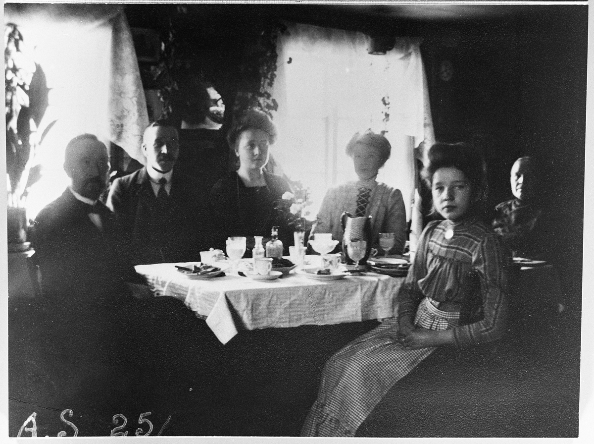 Johannes, Bernhard, Johanne, Marie, Anna og Anddrine Skinderviken ved et kaffebord desember 1910.
