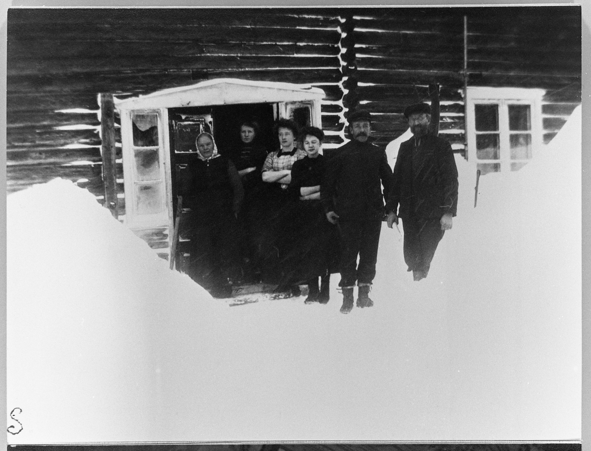 Andrine, Marie, Johanne, Anna, Bernhard og Johannes Skinderviken foran inngangen til våningshuset på Skinderviken nyttårsdagen 1911.