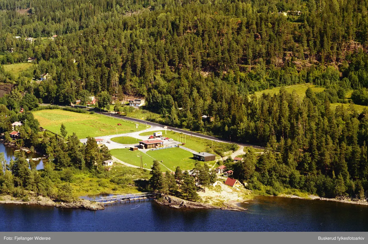 Skråfoto av bygg og omegn på Tyrifjorden Turistsenter på Krokkleiva.
