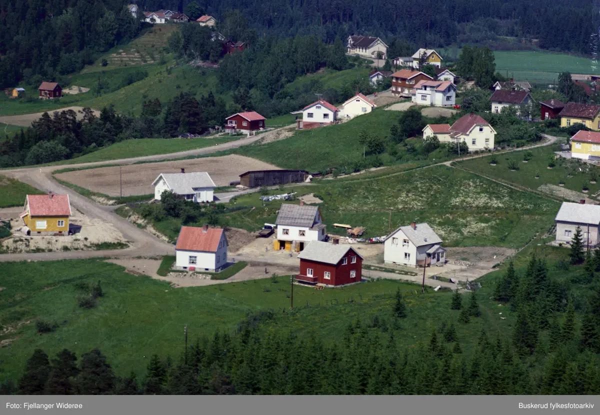 Skråfoto av bygg og omegn, antatt Buskerud.