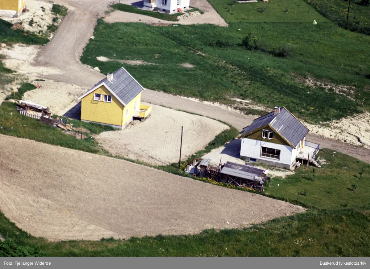 Skråfoto av bygg og omegn, antatt Buskerud.