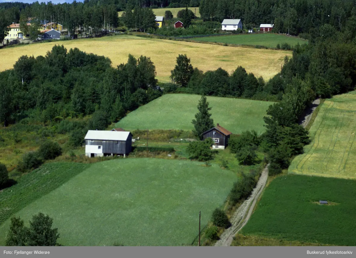 Skråfoto av bygg og omegn ved Nedre Leine på Røyse.