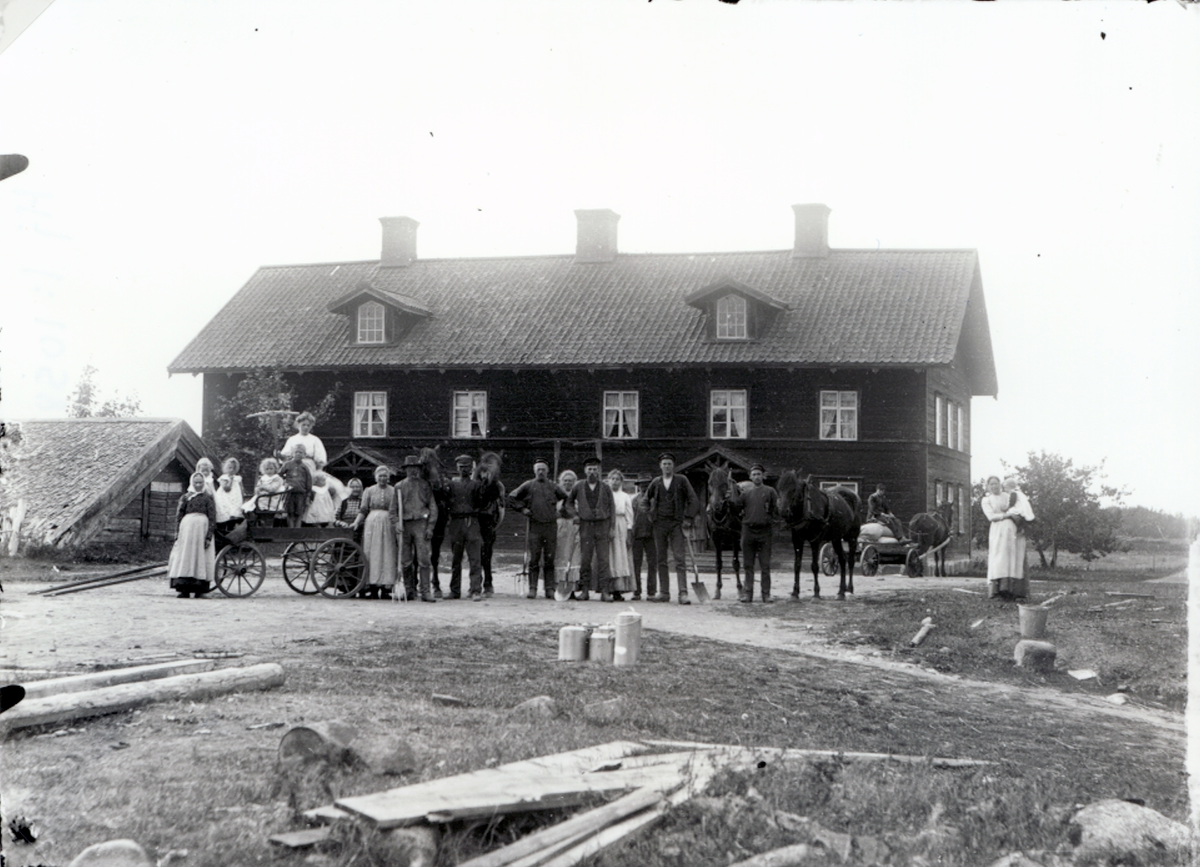 Gård i Rumhult. Lindbergs 1911.