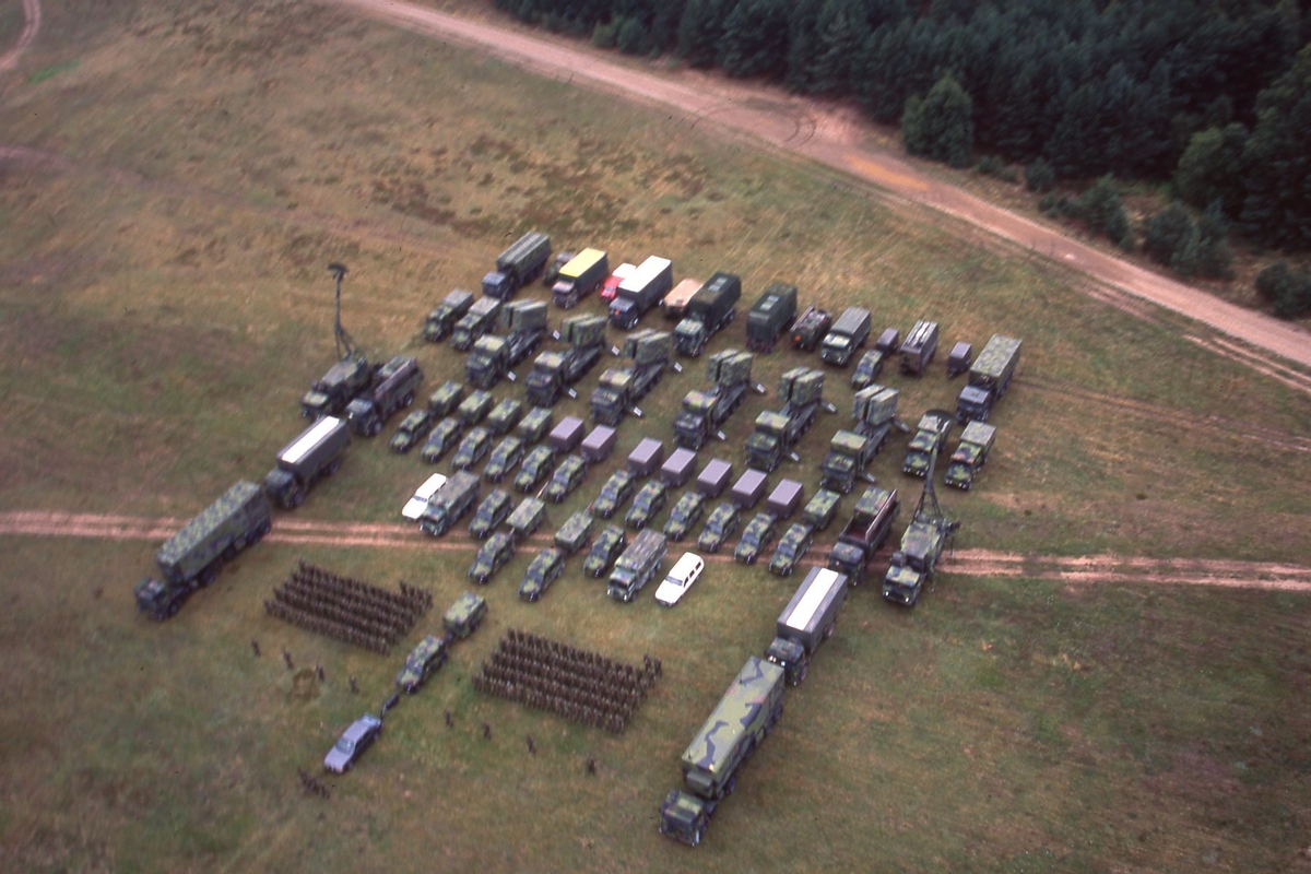 1. Kustrobotbatteriet flygfotograferat på F 17 under grundutbildning 1995. 