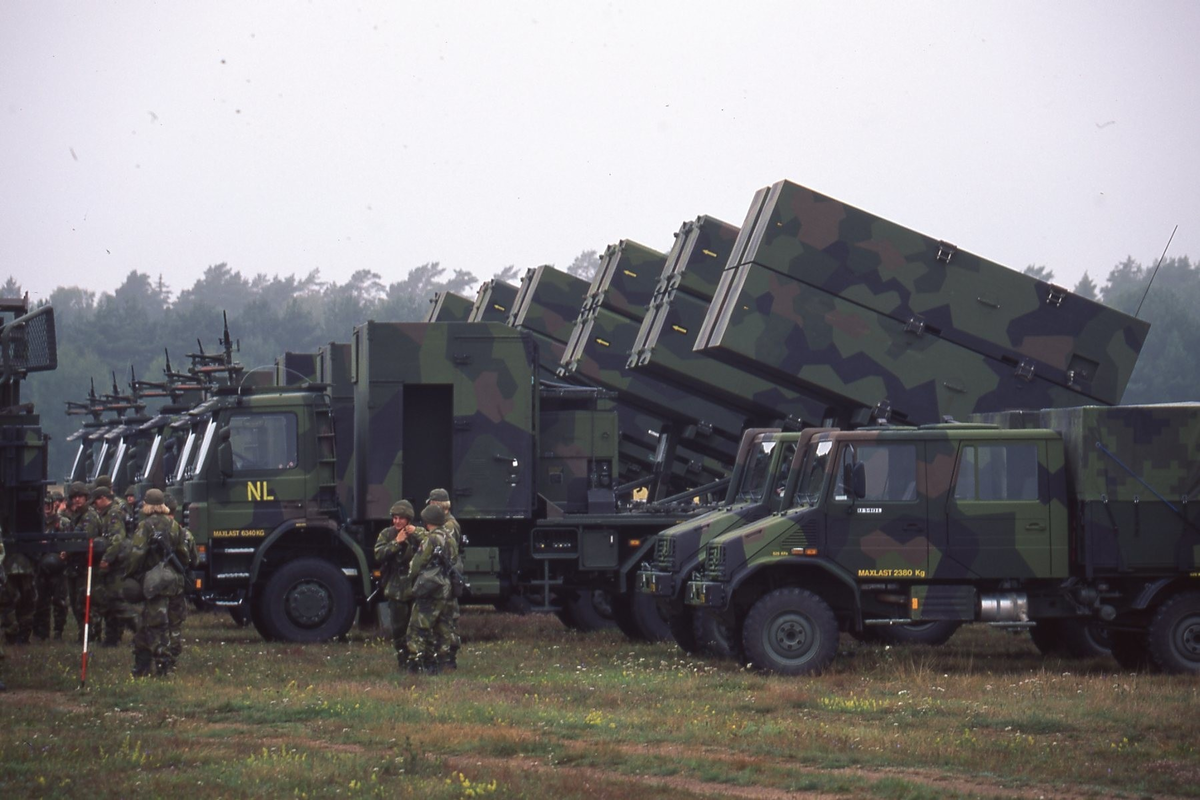 1. Kustrobotbatteriet fotograferat på F 17 under grundutbildning 1995. Robotbilar