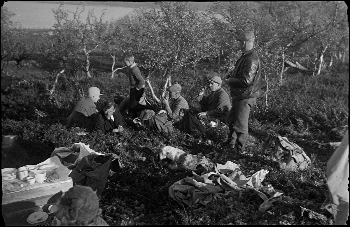 Jaktlag har matpause i skogen