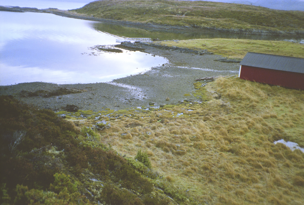Naust og båtslipp i fjære på Aunøya, Sandstad, Hitra.