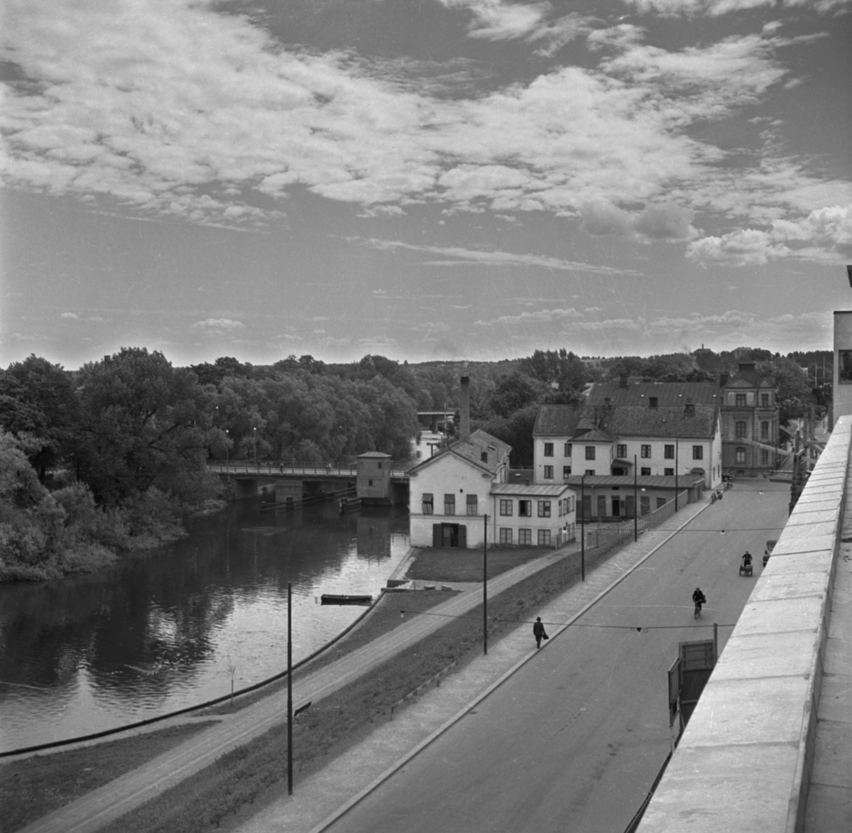 Stångebro tvättinrättning i blickfånget hade utvecklats på platsen för stadens gamla klapphus. Från omkring sekelskiftet 1900 drevs tvätteriet av Anders Johan Nyström och hans maka Anna Sofia. Från början utförde man hushållstvätt och herrtvätt samt strykning, från år 1930 omfattade rörelsen även kemtvätt och färgeri. Bortom de ljusa husen skymtar stadens gamla fattighus för kvinnor, färdigställt 1888. Odaterad bild från omkring 1950.