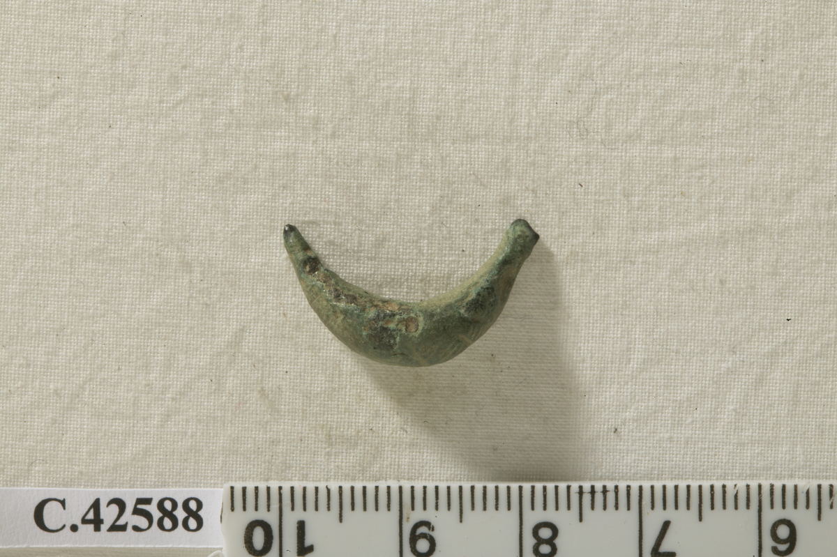 Miniature fibula of the Sanguisuga type with incised decoration