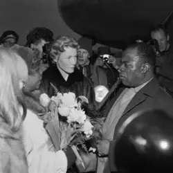 Louis Armstrong ankommer Oslo via Fornebu flyplass 2 februar