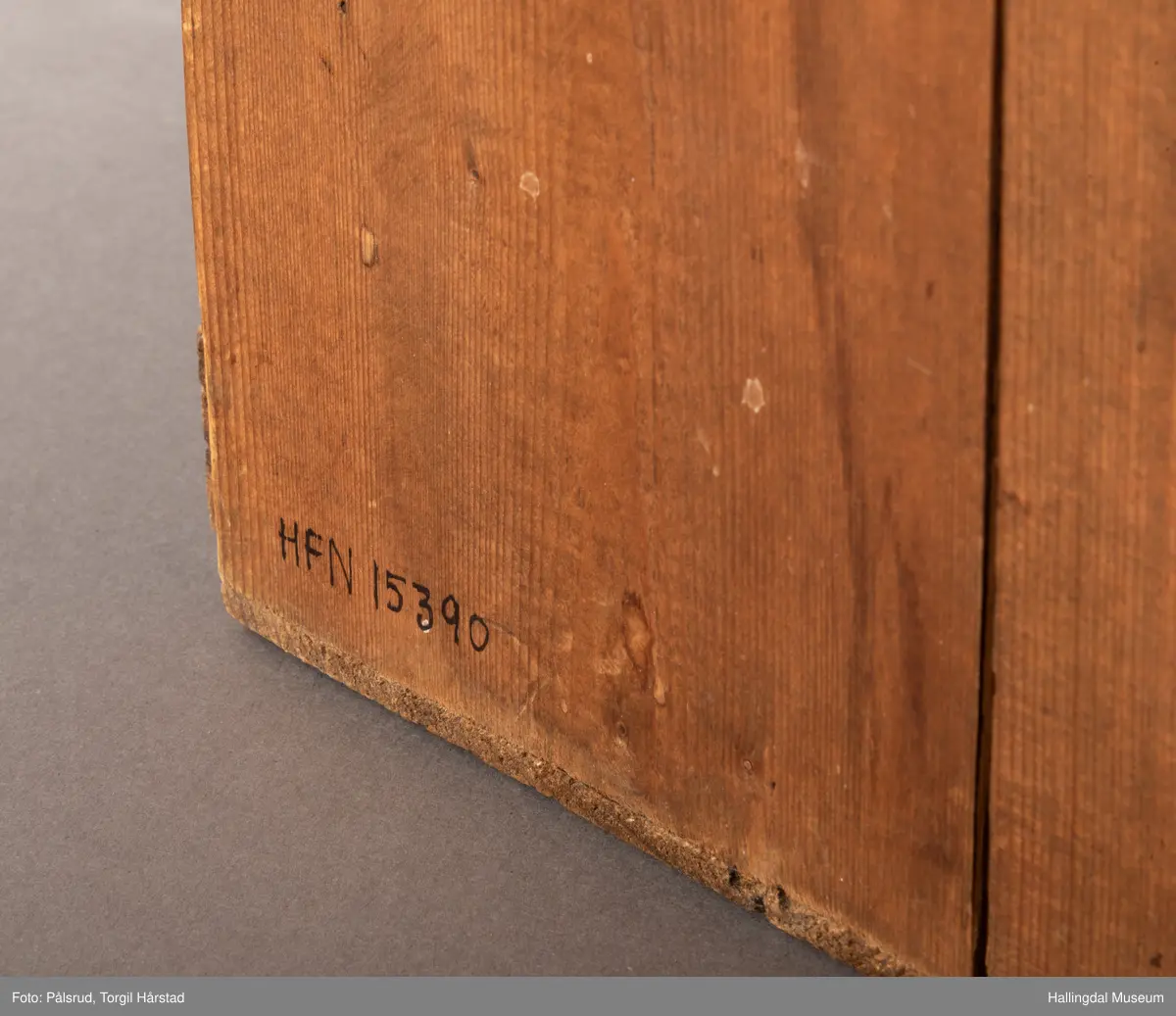 En liten skuffeseksjon i brunt tre med 17 skuffer i to rader. Hver skuff er oppdelt til å oppbevare bunker med frimerker, og har en liten sort metallknatt midt på framsiden av hver skuff som fungerer som håndtak. 