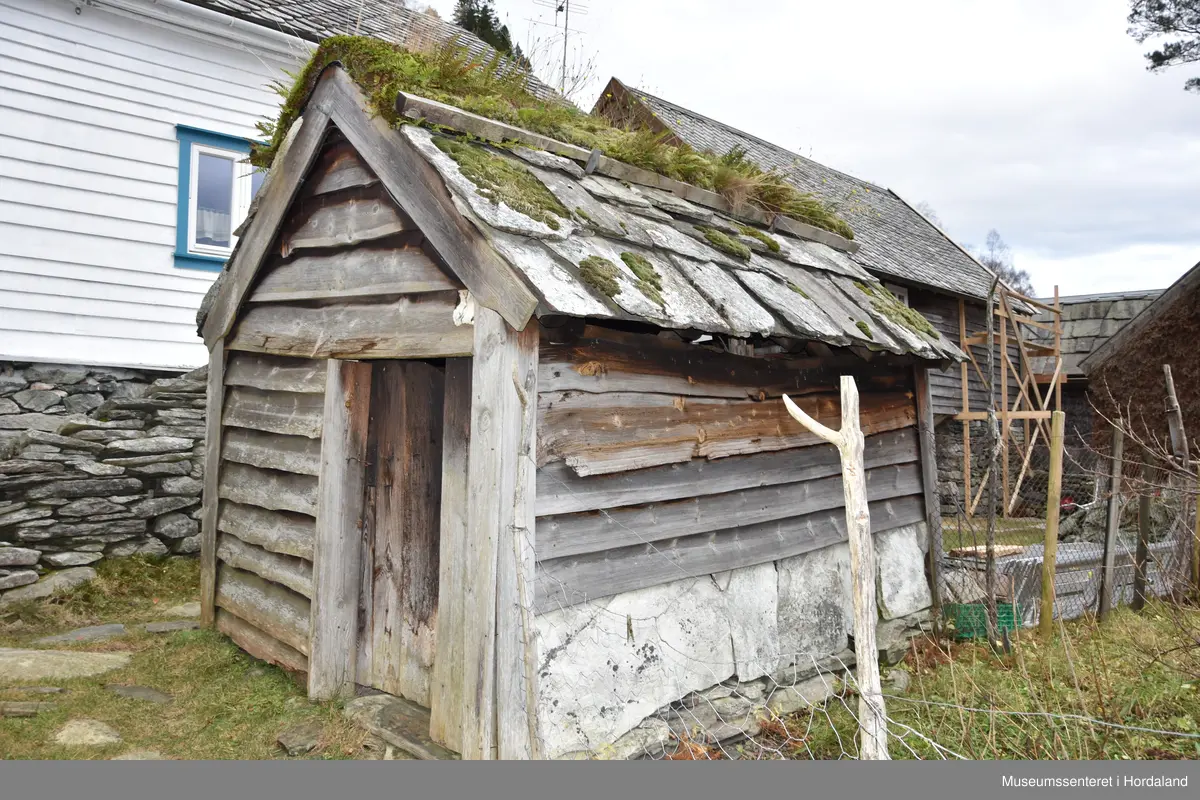 Tørkehus til tærking av korn. Reist i grind/stavkonstruksjon. Skvettheller og liggande kledning på veggane. Rasteheller på taket og torv på mønet.