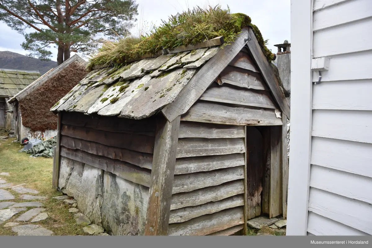 Tørkehus til tærking av korn. Reist i grind/stavkonstruksjon. Skvettheller og liggande kledning på veggane. Rasteheller på taket og torv på mønet.