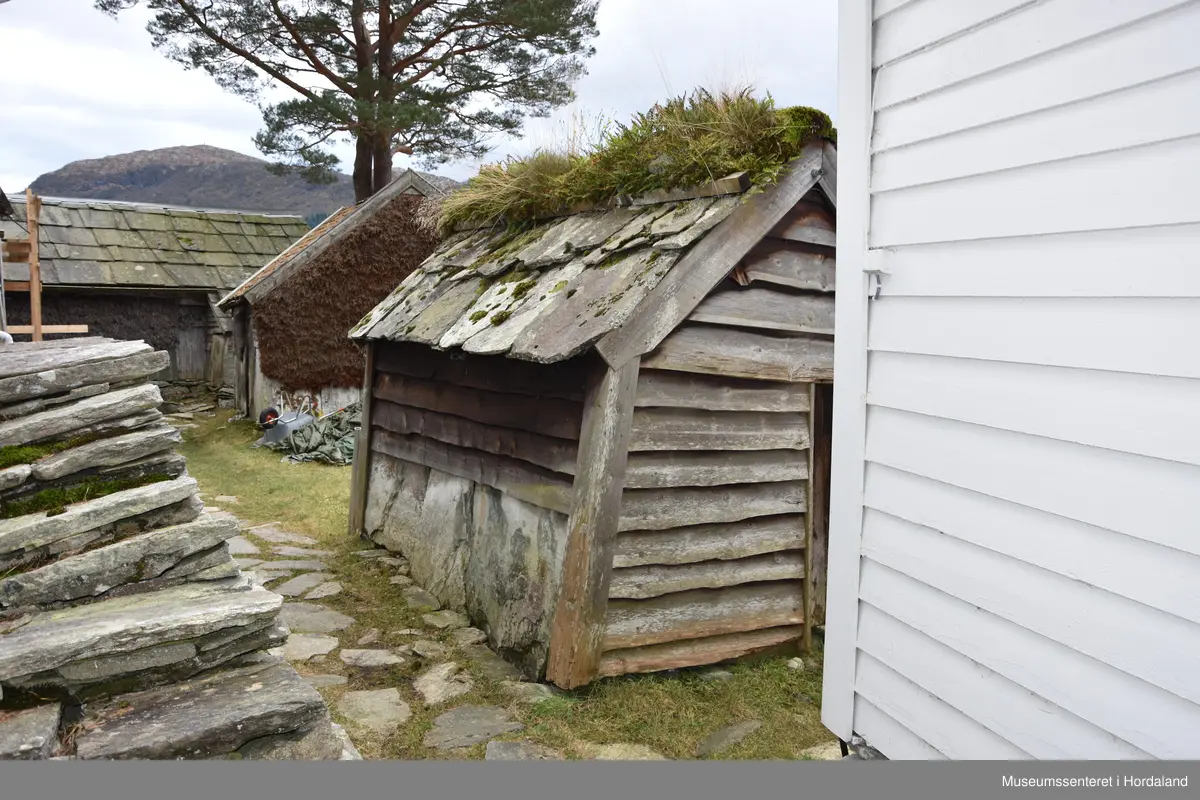 Tørkehus til tærking av korn. Reist i grind/stavkonstruksjon. Skvettheller og liggande kledning på veggane. Rasteheller på taket og torv på mønet.