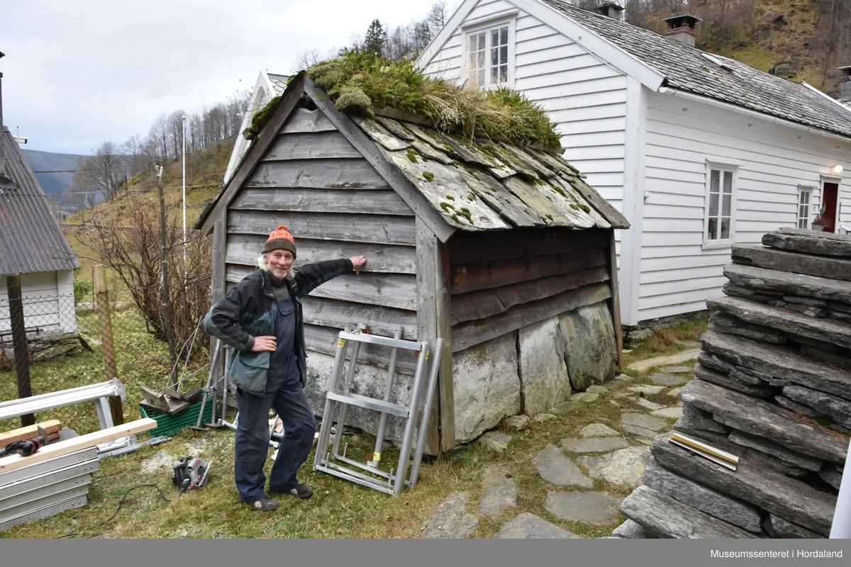 Tørkehus til tærking av korn. Reist i grind/stavkonstruksjon. Skvettheller og liggande kledning på veggane. Rasteheller på taket og torv på mønet.