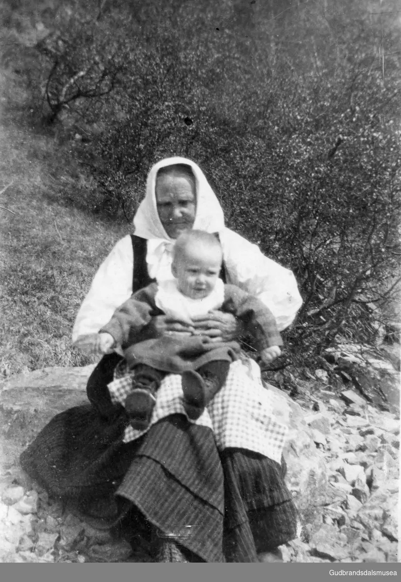 Torø Larsdatter Teigmorken frå Skjåk (1857-1944) gift med Ole Olsen Ulsanden (1849-1938),  med Trygve Kleiven på fanget.

Innlånt album frå Mari Sveum Øyen 2023