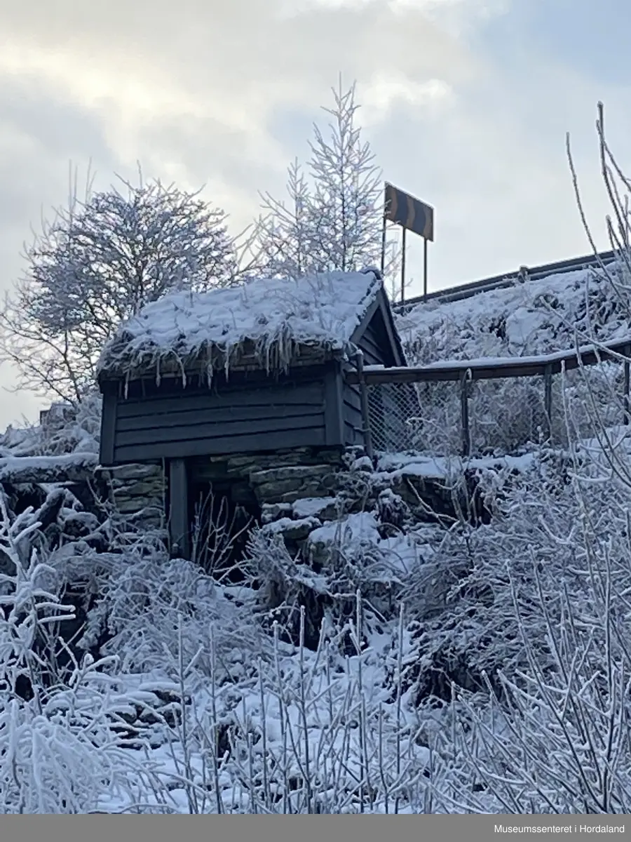 Lite kvernhus ved Revheimsfossen.