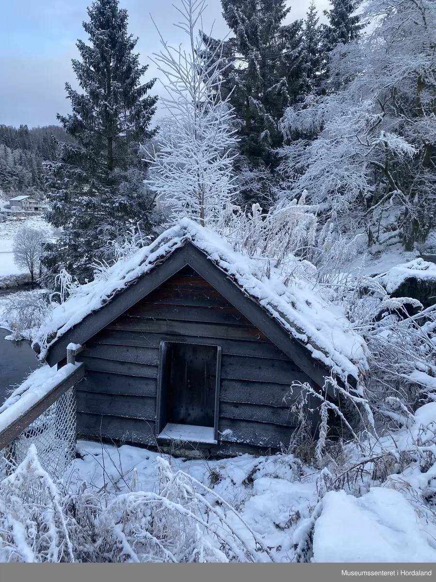 Lite kvernhus ved Revheimsfossen.