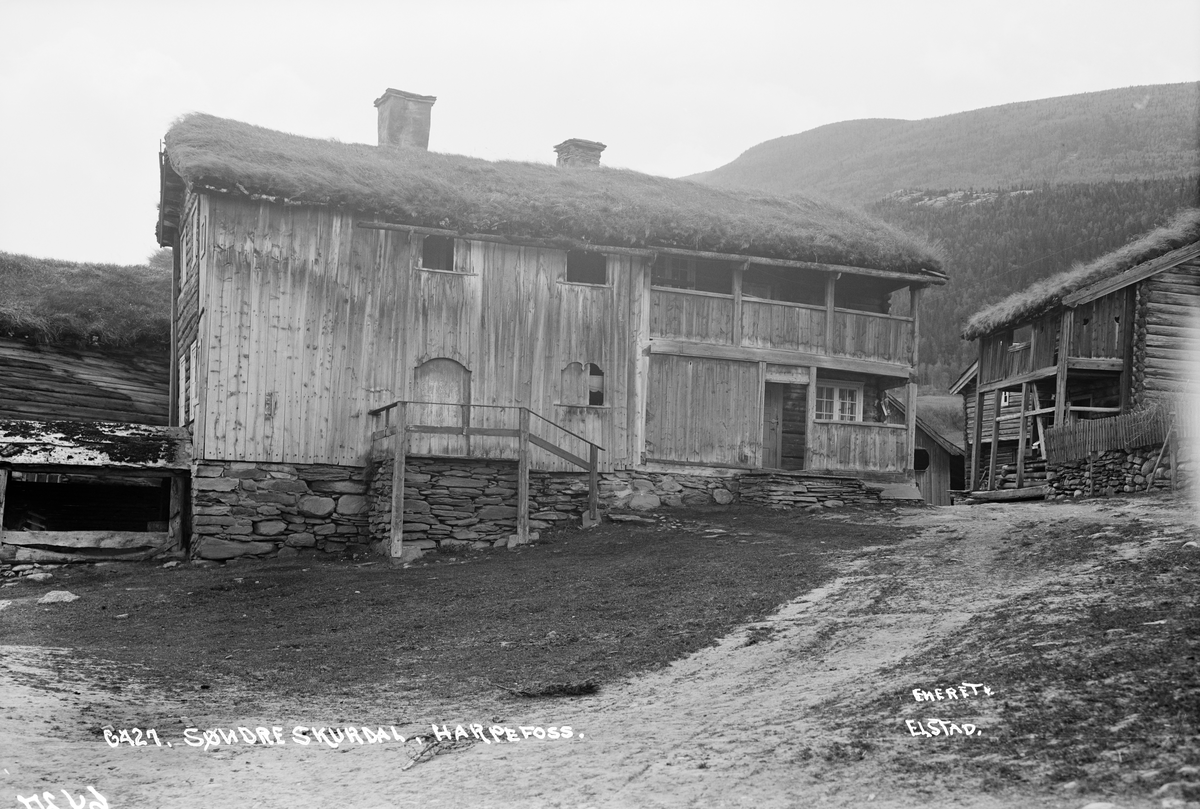 Sør-Fron. Harpefoss. Skurdal, Nordgard. Gammel tømmerbygning med torvtak og påbygd svalgang.