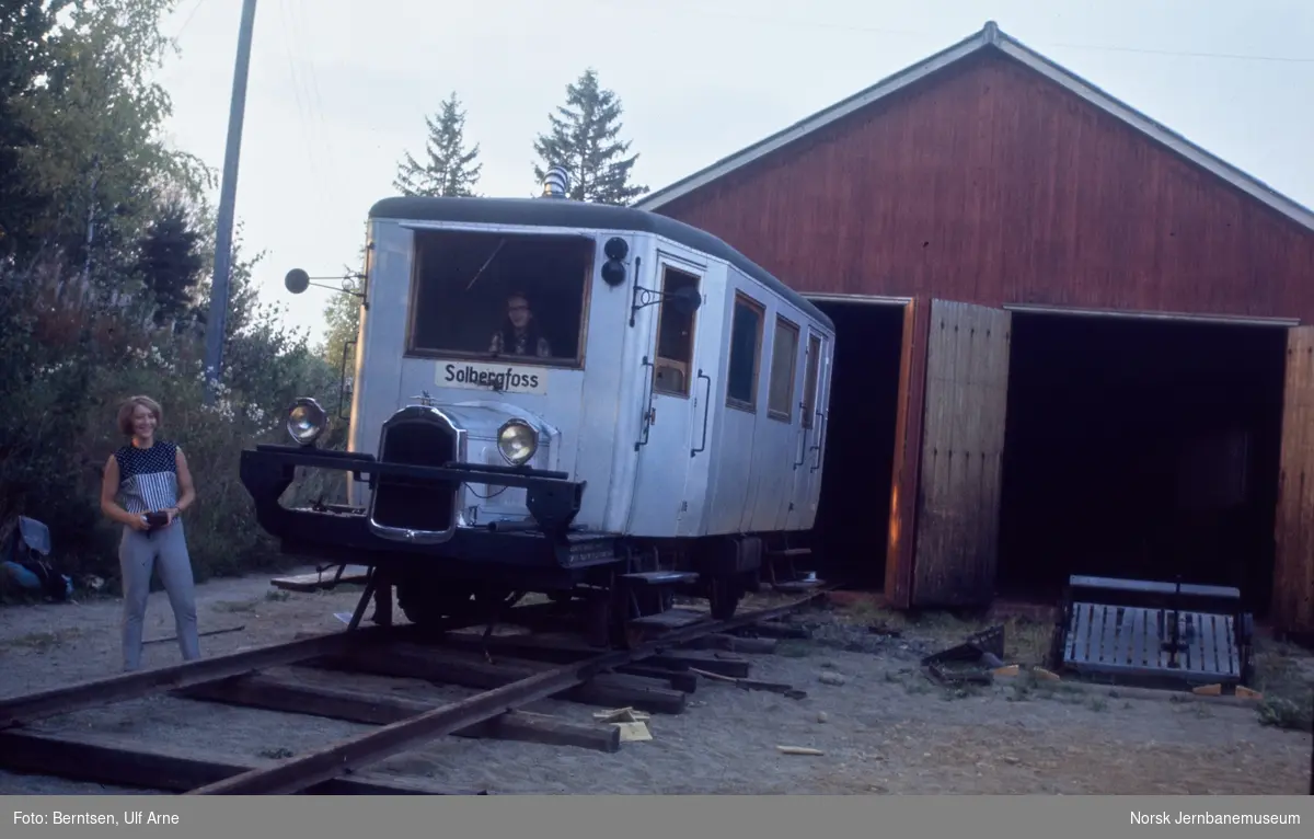 Askim-Solbergfossbanens motorvogn "Gamla" i vognhallen på Solbergfoss stasjon