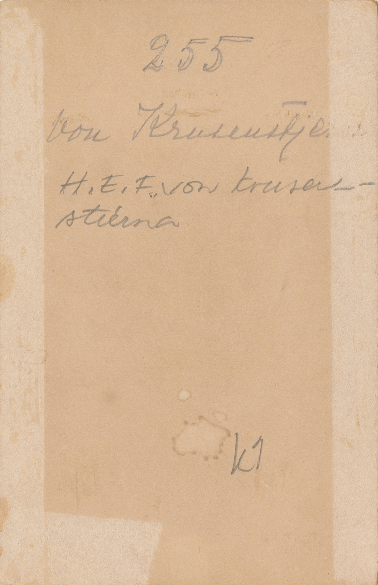 Porträtt av Henrik von Krusenstjerna, ryttmästare vid Smålands husarregemente.