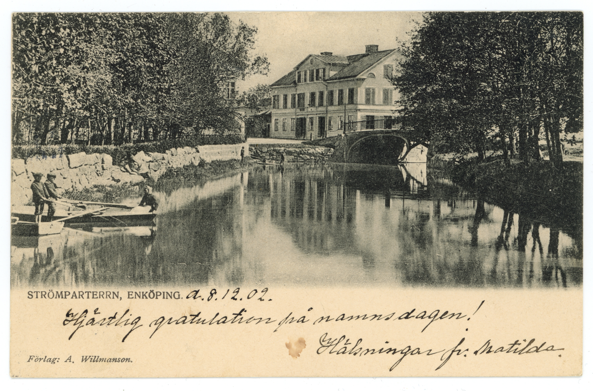 Vykort med motiv av Strömparterren och Stora bron, Enköping. Foto taget 1902 eller tidigare av Anders Willmanson. Vykortet är poststämplat den 9/12-1902.