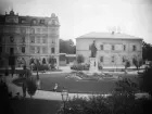 Carl Johans park i Norrköping. Det första kända namnet för platsen var Saltängstorget som härleder till det torg som skall ha funnits här sedan 'Nya staden' på Saltängen anlades i början av 1600-talet. I samband med avtäckningen av Carl XIV Johan statyn 1846 döptes torget om för att hedra den nyss avlidne kungen. Bortom parken ses Kungliga Telegrafstationen som revs 1910, notera masterna på taket. 1890-talets mitt.