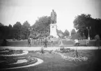 Schwanthalers staty över Carl XIV Johan upprest 1846 på Carl Johans torg. Vid tiden för bilden hade torget med anor från 1600-talet nyligen omvandlats till park. Omkring 1895.