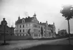 Volontärskolan, även kallad Militärskolan, vid Södra promenaden i Norrköping. Bild daterad omkring 1893.