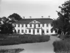 Huvudbyggnaden till Grensholm från trädgårdssidan. Fototid omkring 1895.