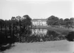 Huvudbyggnaden till Grensholm från trädgårdssidan. Fototid omkring 1895.