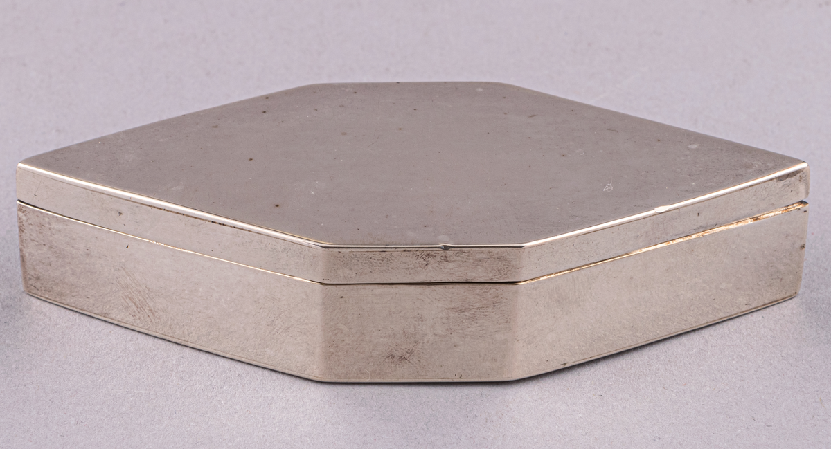 Silverdosor, 2st, sexkantiga. Lock utan gångjärn.
Helt utan ornamentik. Stämplar i dosornas botten och i locken: P2, G, kattfot, POB (=P.O. Bäckström 1821). Pehr Olof Bäckström 1812-1834.
L 10cm, BR 4,1cm, H 2cm (med lock). Lockets H 0,6cm.