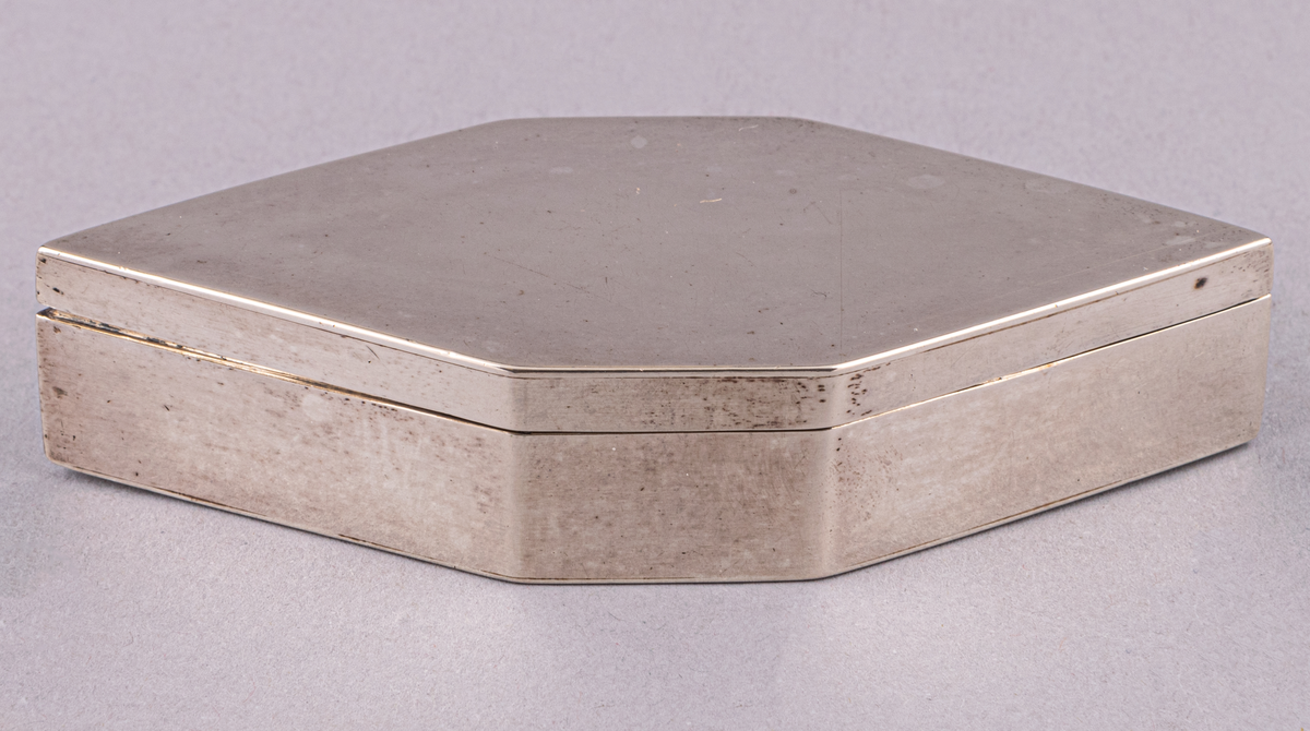 Silverdosor, 2st, sexkantiga. Lock utan gångjärn.
Helt utan ornamentik. Stämplar i dosornas botten och i locken: P2, G, kattfot, POB (=P.O. Bäckström 1821). Pehr Olof Bäckström 1812-1834.
L 10cm, BR 4,1cm, H 2cm (med lock). Lockets H 0,6cm.