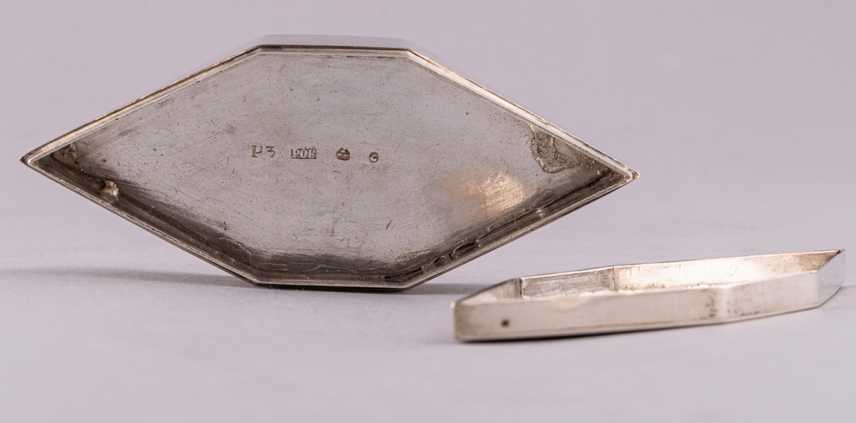 Silverdosor, 2st, sexkantiga. Lock utan gångjärn.
Helt utan ornamentik. Stämplar i dosornas botten och i locken: P2, G, kattfot, POB (=P.O. Bäckström 1821). Pehr Olof Bäckström 1812-1834.
L 10cm, BR 4,1cm, H 2cm (med lock). Lockets H 0,6cm.