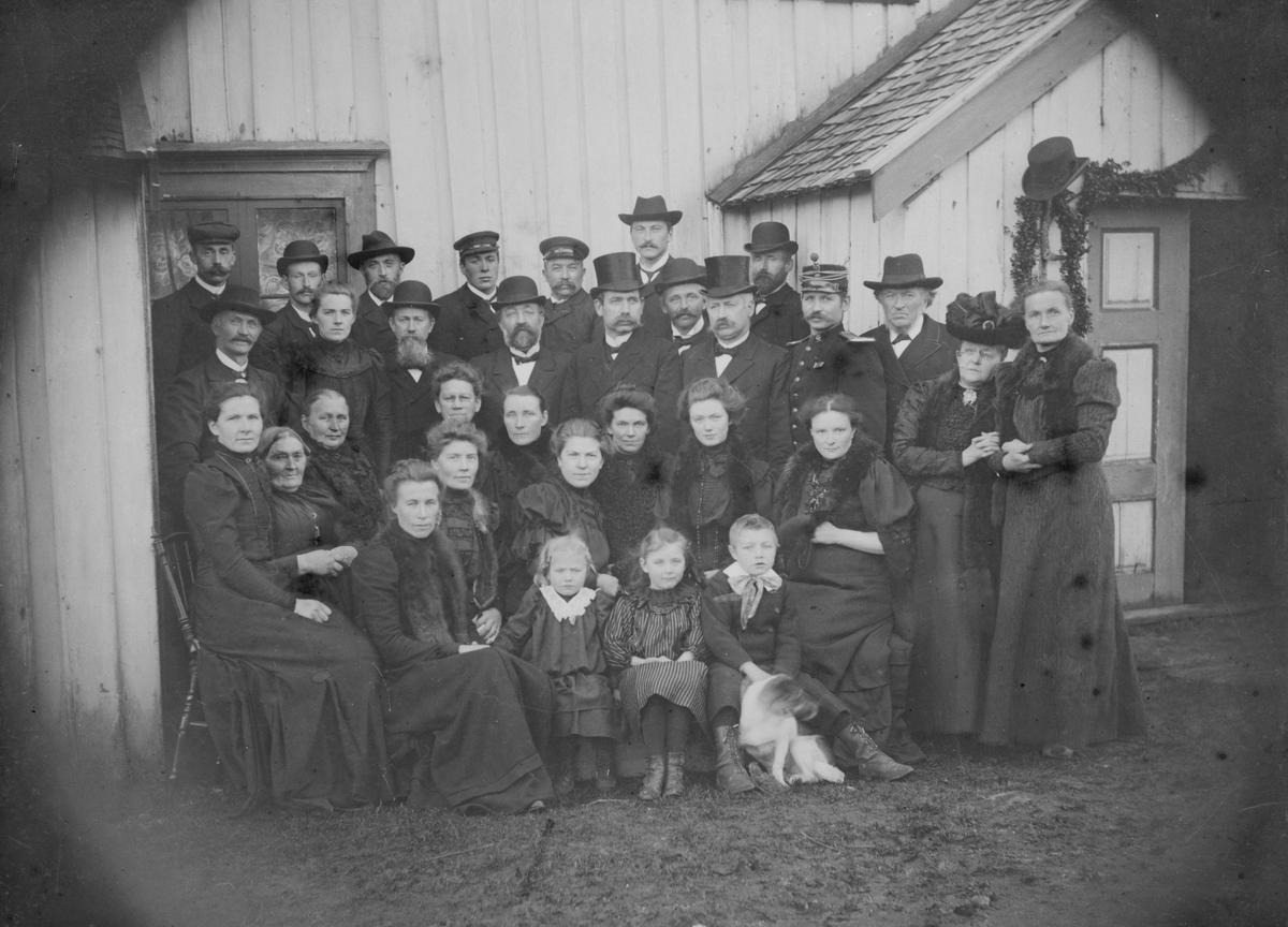 Gruppebilde utendørs, begravelse etter Augusta Fredrikke Moxnes