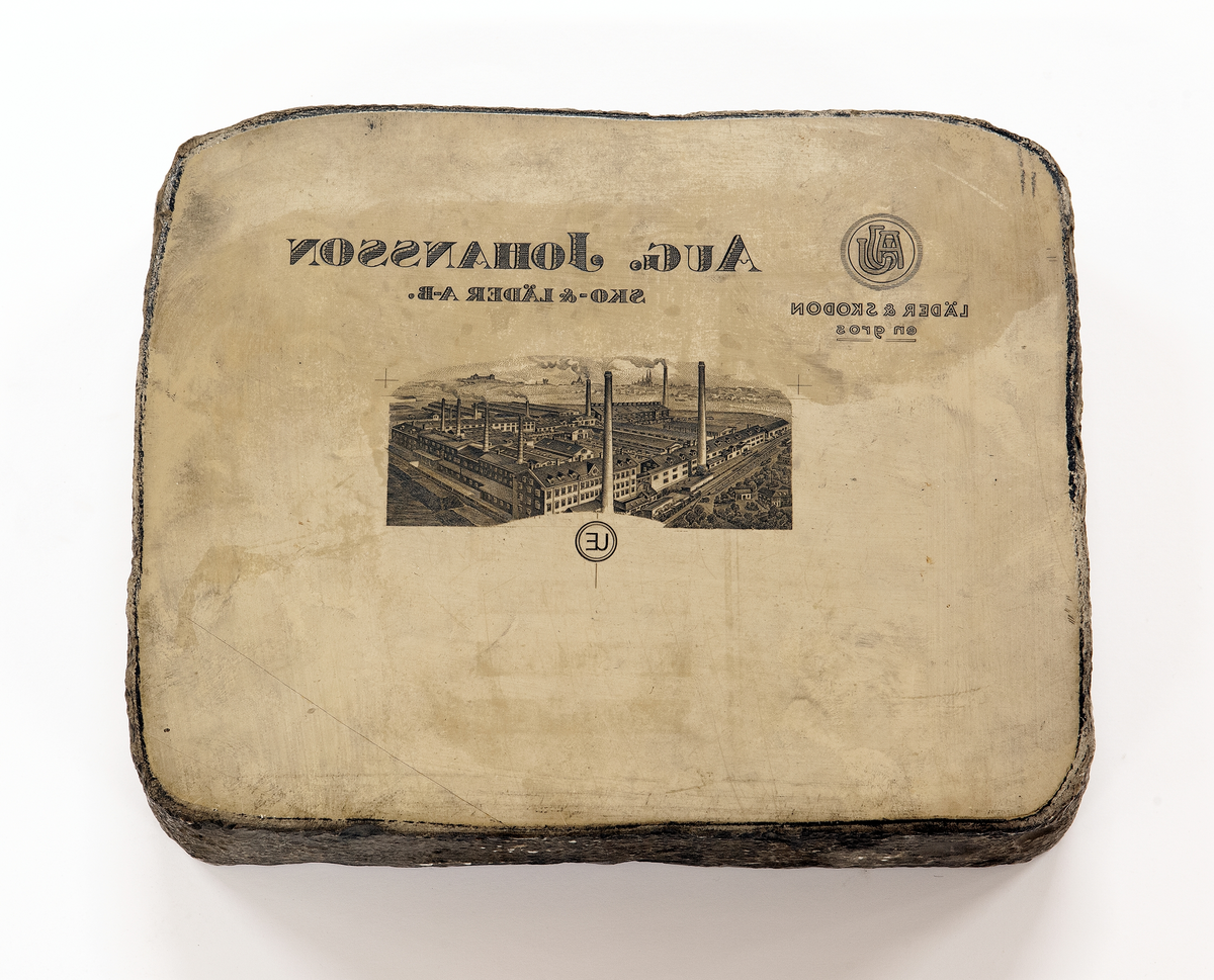 Litografisk sten med reklam för bl.a. Slotts rekordsenap, Uppsala-Ekeby AB och August Johanssons skoaffär.
Avdrag på papper.